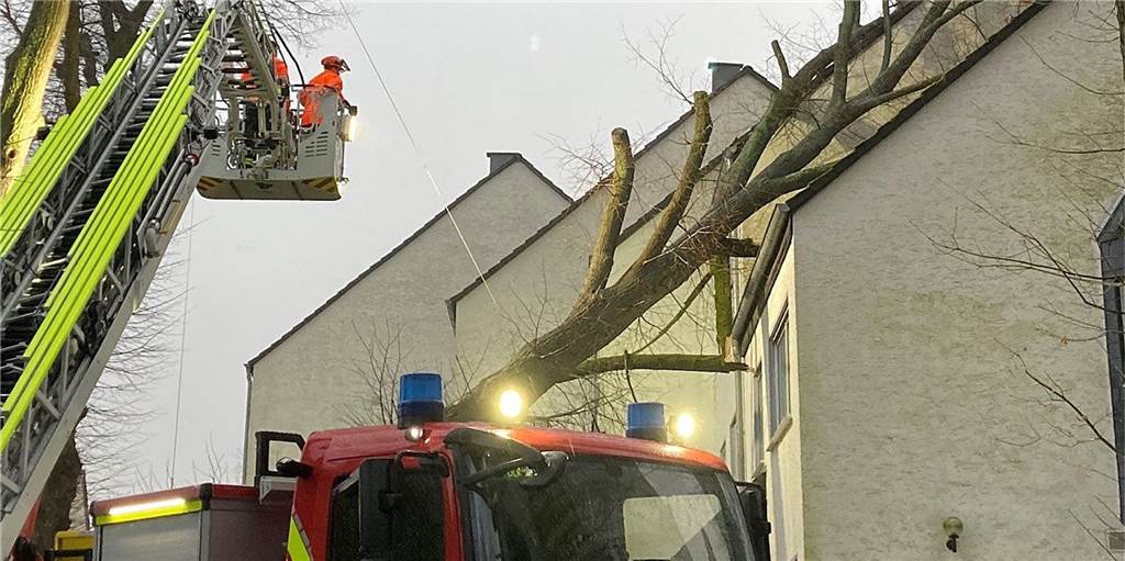 Sturm „Ylenia“ in Dortmund: 160 Feuerwehr-Einsätze, Pergola stürzt auf Frau Sturm „Ylenia“ in Dortmund: 160 Feuerwehr-Einsätze, Pergola stürzt auf Frau