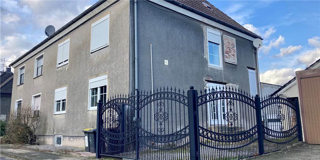 Schnäppchen oder Reinfall? Zwei Zwangsversteigerungen unter der Lupe Diese Doppelhaushälfte an der Recklinghauser Straße genau gegenüber vom künftigen Beerenbruch-Viertel steht demnächst zur Zwangsversteigerung an.