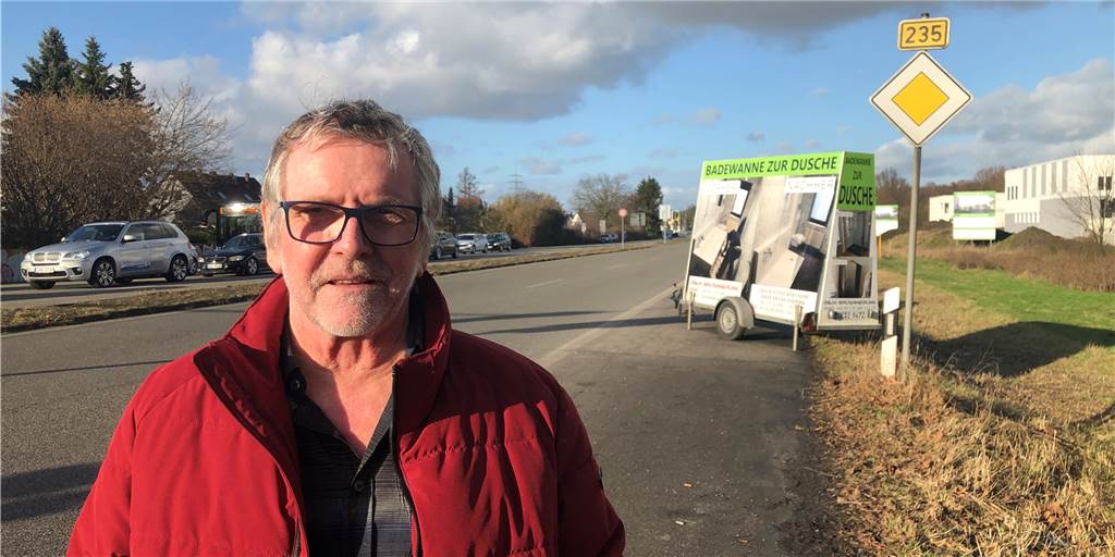 Castrop-Rauxeler kritisiert: B235 wird zur Werbefläche für Unternehmen Klaus Konter ärgert sich seit Jahren über die Werbeanhänger und vielen Fahrzeuge, die an der B235 parken.
