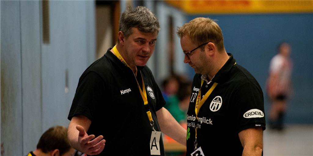 Corona kurios: Besondere Vorzeichen vor dem TuRa-Match beim Spitzenreiter Lars Stratmann (li.) hat sich vor dem Match in Gladbeck telefonisch letzte Instruktionen bei Coach Thomas Rycharski (re.) eingeholt.