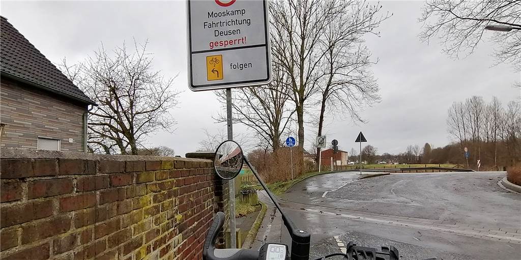 Umleitungsschilder: Radfahrer im Dortmunder Westen nun auf richtigem Weg Zusätzliche Hinweistafeln weisen Radfahrer nun auf die Umleitung zum Umfahren der Baustelle am Mooskamp hin.