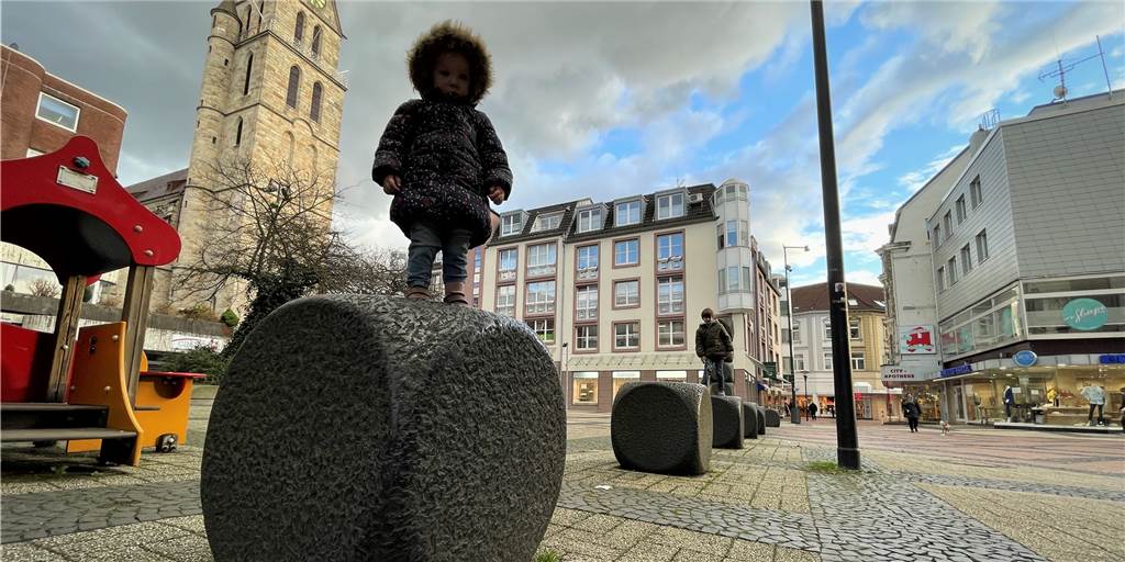 So gut wie sicher: Bormanns Brunnen bleibt, drei Castroper Quader müssen weg Was wird aus den kleinen Bauwerken wie diesem Spielhäuschen, vor allem aber den Würfeln des Bormann-Kunstwerks mitsamt der Brunnensäule? Wenn es brennt, stehen sie laut Feuerwehr-Tests im Weg.