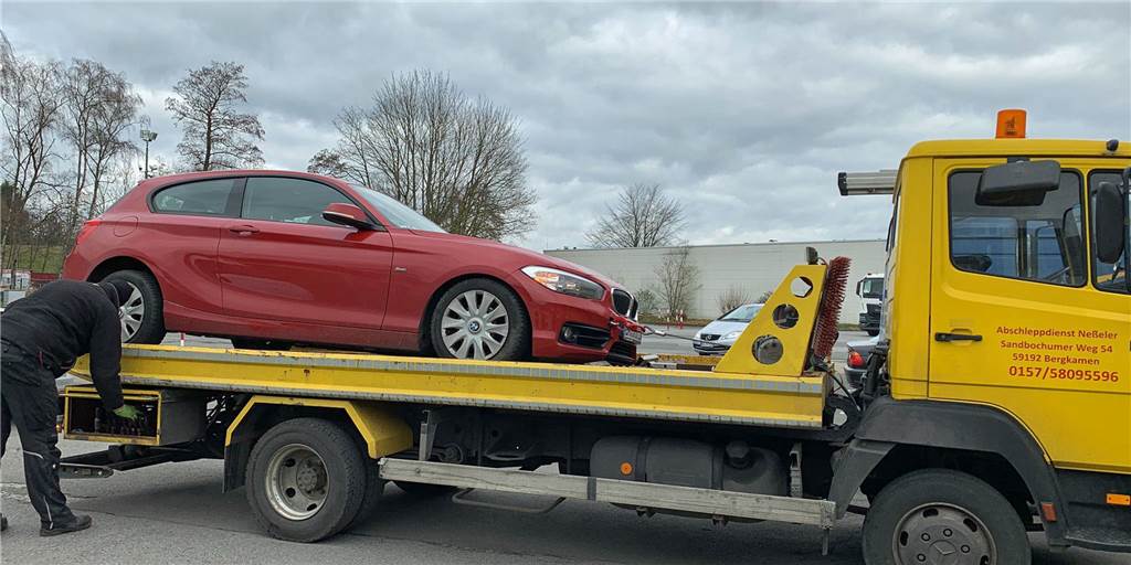 Autos krachen gegen ungesicherte Mittelinsel vor der Lippebrücke Der Pkw, der vor die offenbar ungesicherte Mittelinsel vor der Lippebrücke gekracht ist, war nicht mehr fahrbereit und musste abgeschleppt werden.