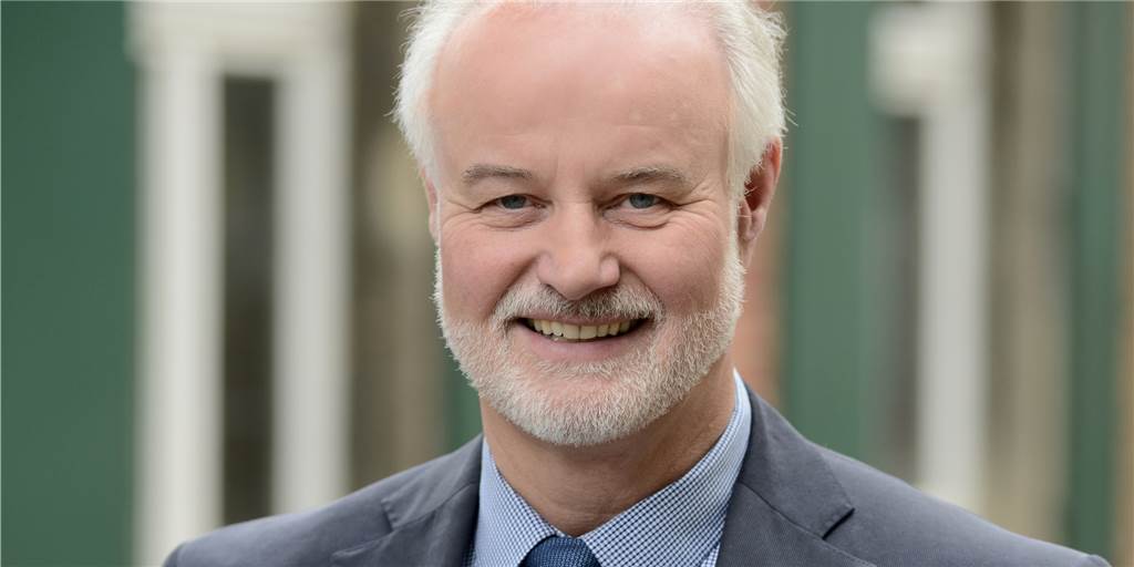 Neuer Seelsorger in St. Marien hisste Regenbogenfahne in alter Gemeinde Klaus Lunemann ist derzeit noch leitender Pfarrer in Greven. Im Herbst kommt er als zusätzlicher Pfarrer nach Lünen - auf eigenen Wunsch. Er freut sich auf Lünen.
