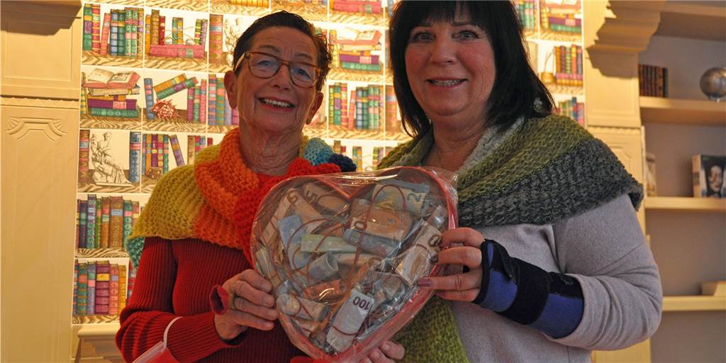 Tolle Masche: So erfüllen Lünerinnen Sterbenskranken Herzenswünsche Lassen die Stricknadeln für Herzenswünsche sterbenskranker Gäste im Hospiz klappern: Annegret Kiwall (l.) und Petra Napierala. Seit vier Jahren bringen sie Freude mit ihrer Masche.