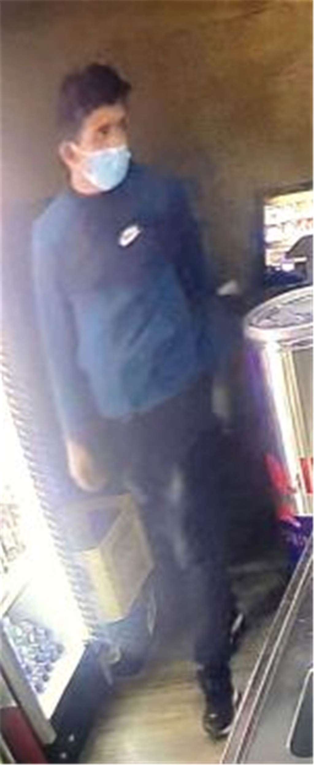 Räuber macht Frau mit Parfüm bewusstlos - Foto-Fahndung der Polizei Räuber macht Frau mit Parfüm bewusstlos - Foto-Fahndung der Polizei