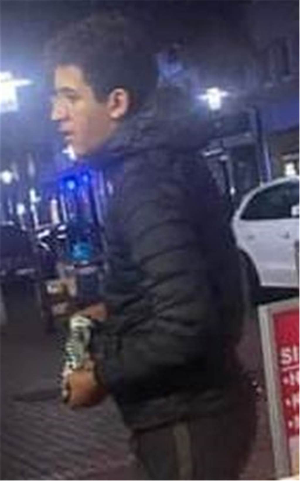 Räuber macht Frau mit Parfüm bewusstlos - Foto-Fahndung der Polizei Räuber macht Frau mit Parfüm bewusstlos - Foto-Fahndung der Polizei