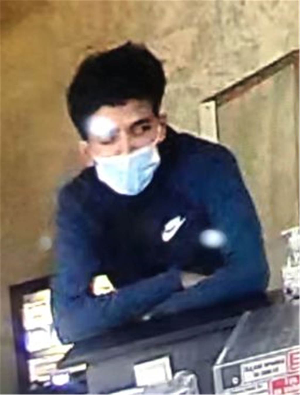 Räuber macht Frau mit Parfüm bewusstlos - Foto-Fahndung der Polizei Räuber macht Frau mit Parfüm bewusstlos - Foto-Fahndung der Polizei