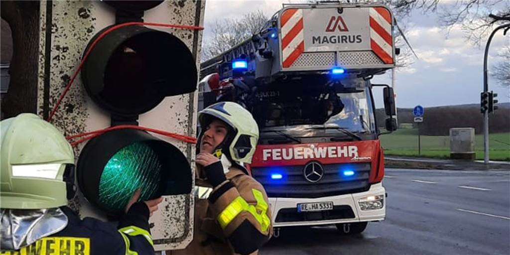 Sturmbilanz in Haltern: Wind knickte Ampelmast um und viele umgestürzte Bäume An der Kreuzung Weseler Straße/Neuer Kamp knickte der Sturm einen Ampelmasten ab.