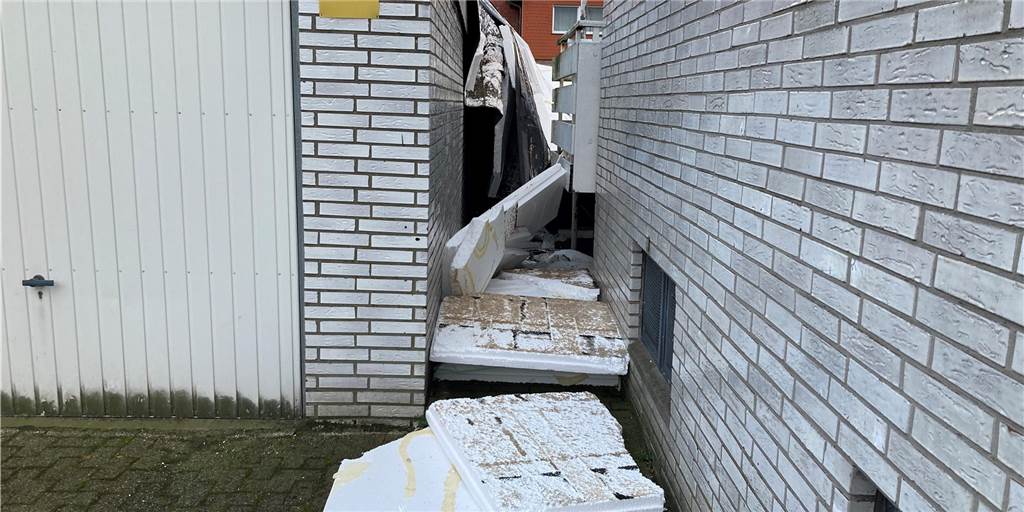 Orkantief „Zeynep“ wehte in Selm Dachpappe von Wohnhaus In Selm an der Kreisstraße hat der starke Wind ein ganzes Flachdach abgedeckt.