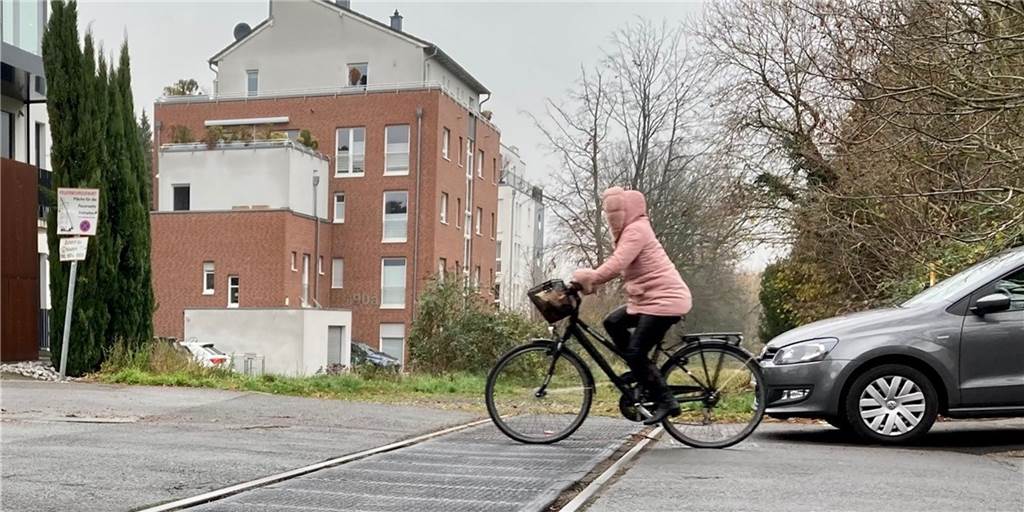 Baustart für Gartenstadt-Radweg weiter ungewiss - und es wird teurer Der Überweg des geplanten Gartenstadt-Radwegs über die Straße Im Defdahl ist einer der Punkte, die geklärt werden mussten.
