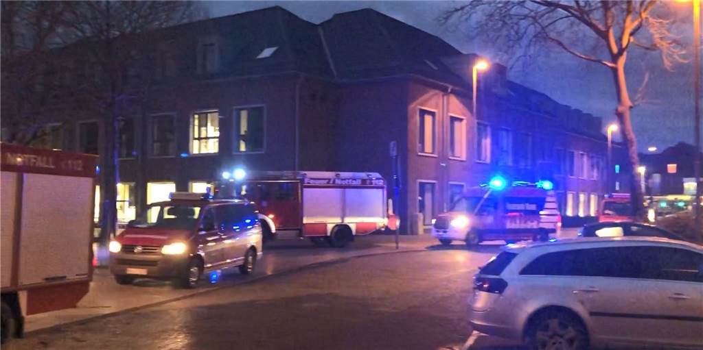 65 Einsätze, keine Verletzten: Sturm verlief in Ahaus weitgehend glimpflich Allein drei Mal musste die Feuerwehr während des Sturms zu ausgelösten Brandmeldeanlagen ausrücken. So wie hier zum Ahauser Rathaus. Insgesamt kamen die Feuerwehrleute in der Stadt und den Ortsteilen auf rund 50 Einsätze rund um Sturm Zeynep.