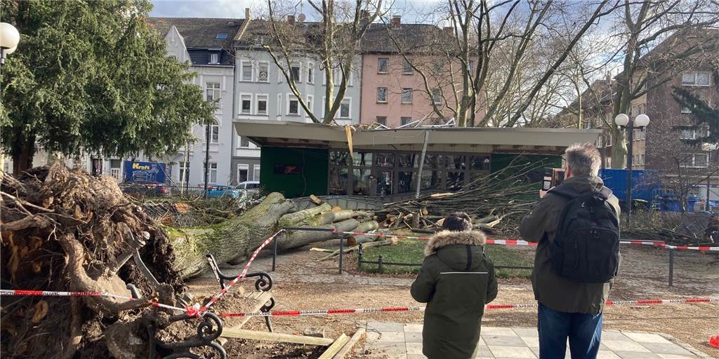 Trümmerfeld statt Café-Terrasse: Dortmunds Nordstadt am Tag nach dem Sturm Trümmerfeld statt Café-Terrasse: Dortmunds Nordstadt am Tag nach dem Sturm