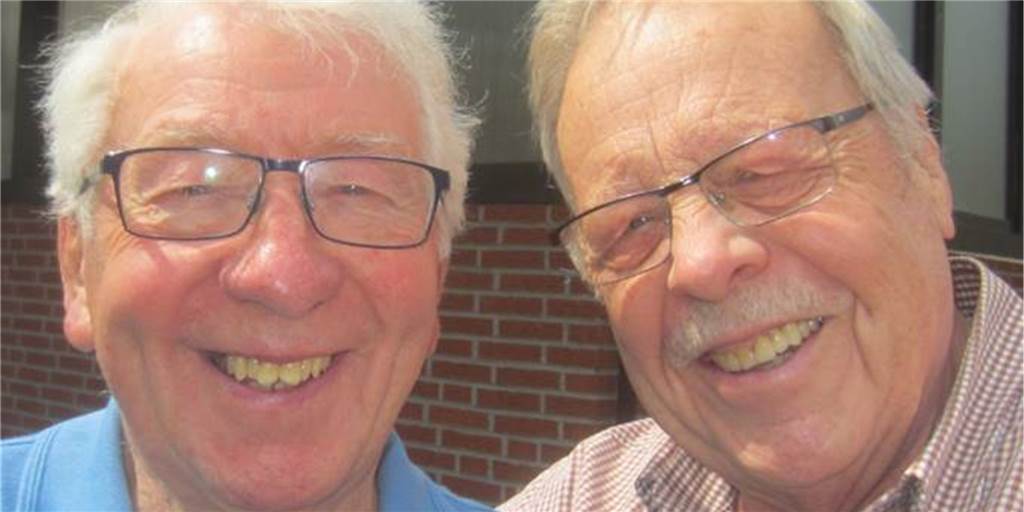 Schnapszahlen-Geburtstag: Bernd Schlüter fand auf der Vespa sein Glück Bernd Schlüter (l.) wird am 22.2.22 88 Jahre alt. Vor zwei Jahren bekam er Besuch von seinem alten Vespa-Motorsport-Freund Karl-Gustav Sander aus Dortmund, der in seinem Buch auch über Schlüter geschrieben hat.