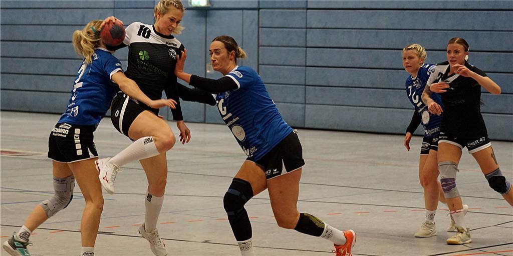 HC TuRa schaltet den Turbo ein - und sprintet in die Aufstiegsrunde durch Zwei Wittenerinnen wollen in dieser Szene Bergkamens Romina Jackenkroll bremsen, die es im Spiel auf sechs Treffer brachte.