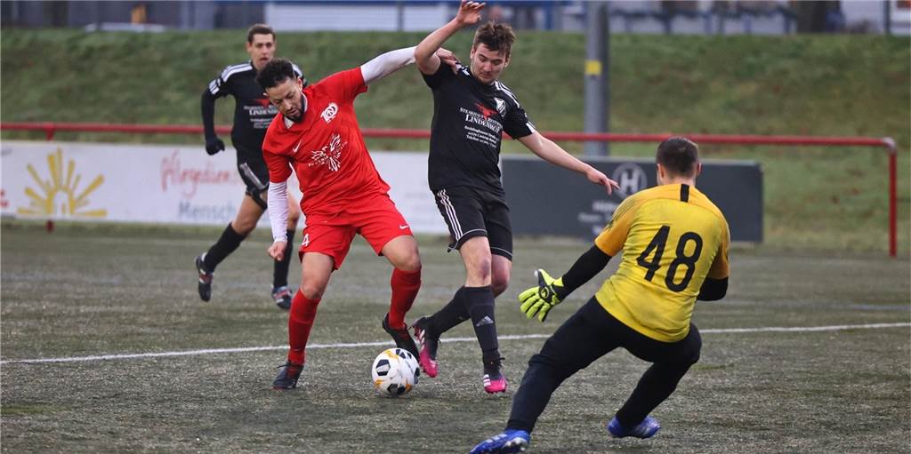 Nach Sturm-Absagen: Dann werden die Spiele der Castrop-Rauxeler Teams nachgeholt Für Arminia Ickern (rote Trikots) und die SG Victoria/Sportfreunde (schwarze Trikots) steht bereits fest, wann sie die ausgefallenen Partien vom dritten Februar-Wochenende nachholen werden.