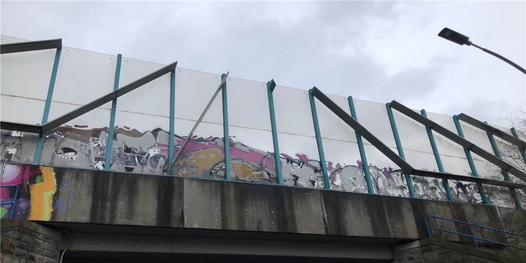 Nach Spezial-Einsatz: Feuerwehr schraubt Metallteil von A2-Brücke ab Am Sonntag schraubten die Castrop-Rauxeler Feuerwehrleute den Rest des Metallteils von der A2-Brücke ab.