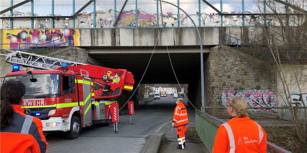 Mit Video: Spektakulärer Feuerwehr-Einsatz an A2 in Castrop-Rauxel Mit Video: Spektakulärer Feuerwehr-Einsatz an A2 in Castrop-Rauxel