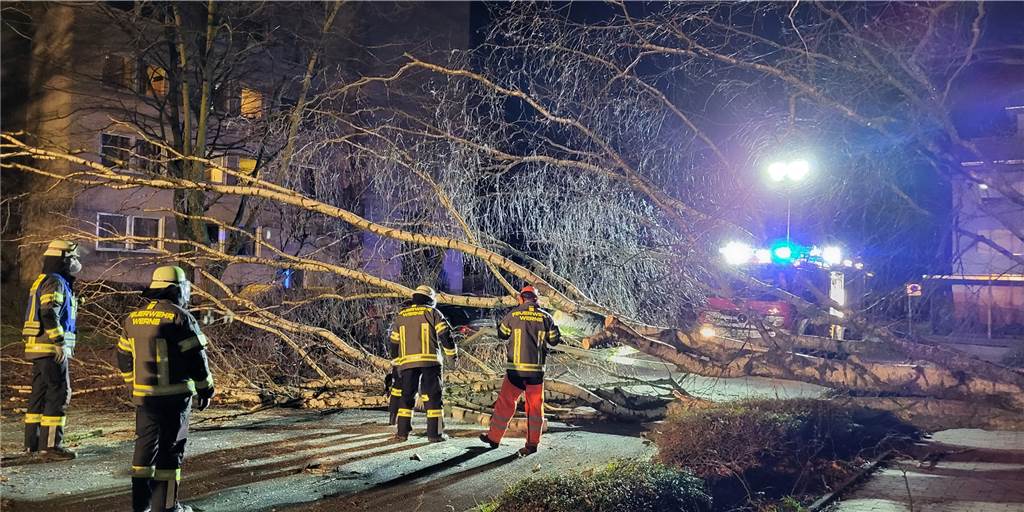 Ticker zum Sturm in Werne und Ascheberg: Antonia trifft ein - Ausfälle bei der Eurobahn Ab dem frühen Freitagabend musste die Feuerwehr sturmbedingt auch verstärkt in Werne ausrücken.