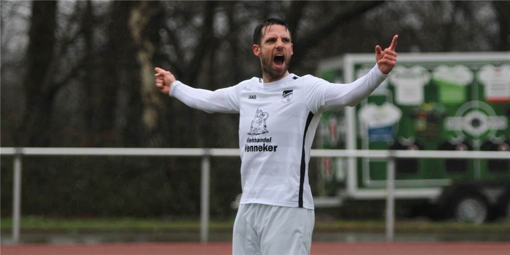 Trotz Slapstick-Gegentor: FC Nordkirchen bleibt mit Zittersieg weiter Tabellenführer Marcel Stiepermann bejubelt seinen Treffer für den FC Nordkirchen.