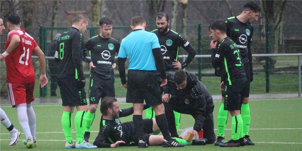 Verletzungsschock: SG Massen gewinnt souverän und verliert den Trainer SG Massens Spielertrainer wird nach seiner Verletzung gegen den TuS Hannibal behandelt und kann nicht weiterspielen. Sein Team gewinnt am Ende dennoch mit 4:1.