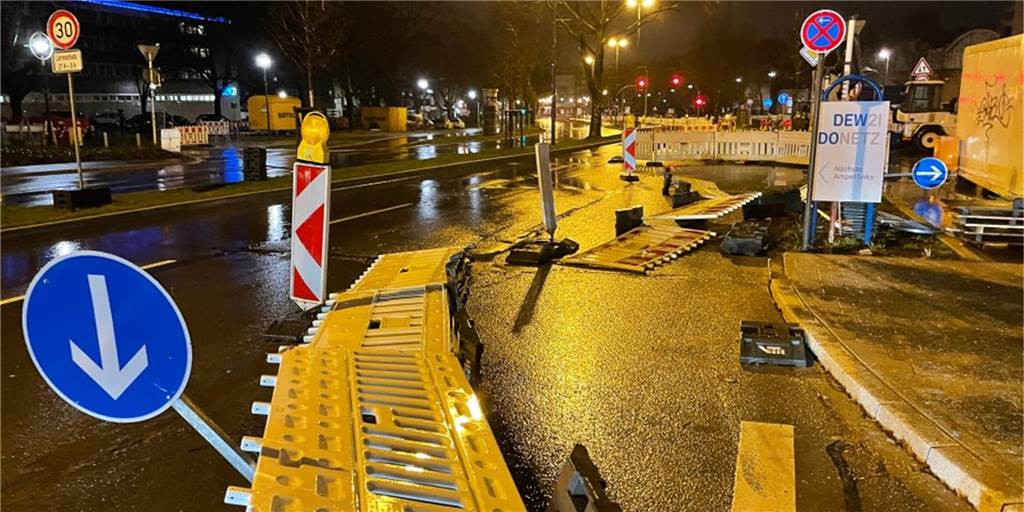 Sturm „Antonia“: Auto mit Insasse in Dortmund von Baum getroffen Am Ostwall sind mehrere Verkehrsschilder und Baustellenzäune auf die Straße geweht worden.
