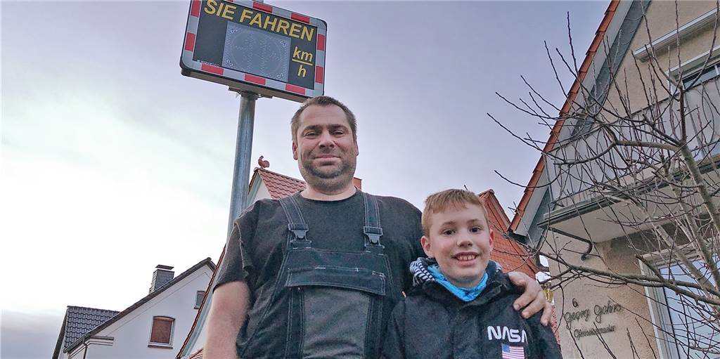 Smileys statt Blitzer: Wie ein Dorf aus dem Kreis Unna gegen Raser kämpft Smileys statt Blitzer: Wie ein Dorf aus dem Kreis Unna gegen Raser kämpft