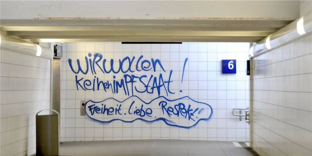 Die Schmierereien von Impfgegnern im Bahnhofstunnel sind mittlerweile wieder entfernt, aber jetzt zum Fall für den Staatsschutz geworden.