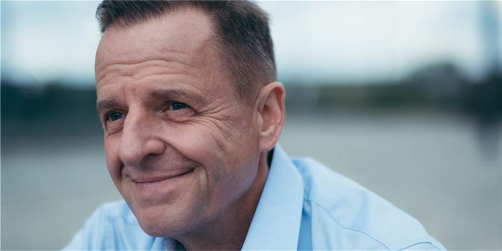 Der bekannte Psychotherapeut Dr. Christian Lüdke sagt: „Wir sollten alle glücklichen Augenblicke sammeln und persönlich das Beste auch aus der Pandemie machen.“