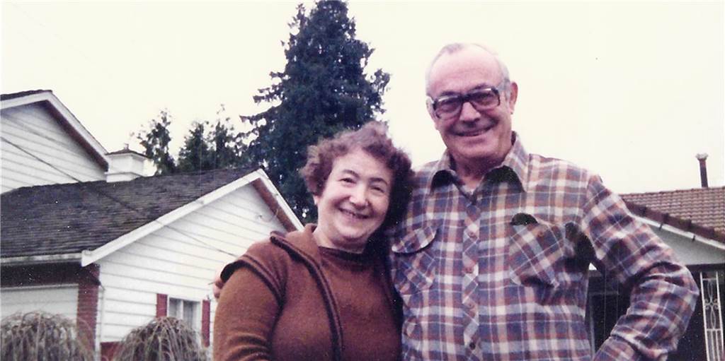 Lünerin überlebte Holocaust: Enkelin dankbar für Stolpersteine Klara und Ludwig (Lou) Hermann vor ihrem Haus in Vancouver. Das Lüner Ehepaar wanderte 1952 mit seinen Töchtern nach Kanada aus. Klara Hermann ist eine der Töchter der Familie Rose, von der fünf Mitglieder im Holocaust ermordet wurden.