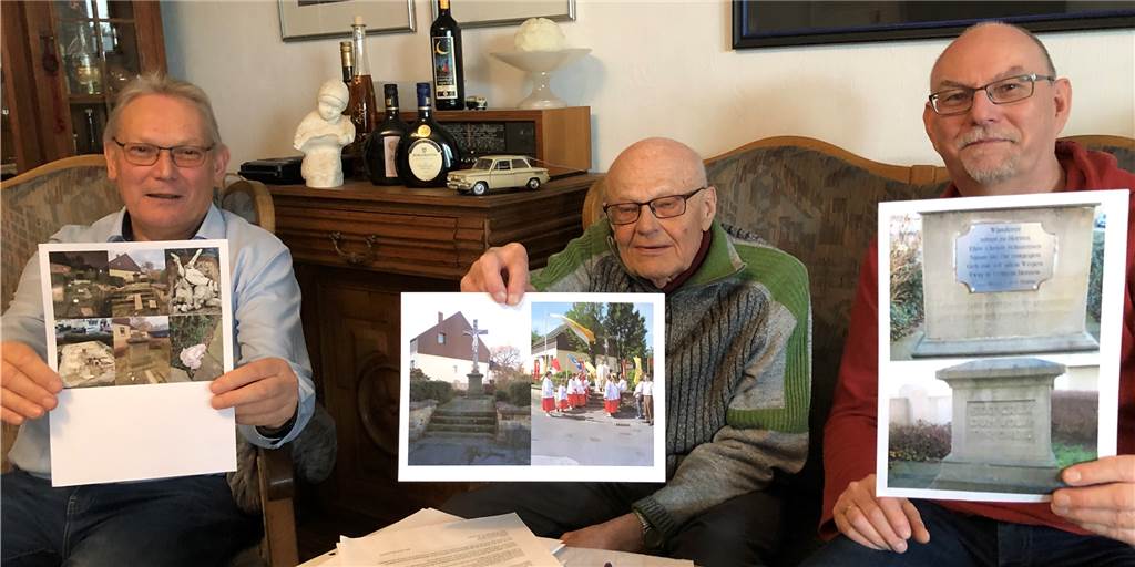 Jesus in der Schubkarre: Sturm hat über 100 Jahre altes Kreuz vernichtet Die Lanstroper Franz-Josef Nienhaus, Karl Heinz Brockmann und Matthias Hüppe (v.l.l) zeigen Bilder, die an das nun zerstörte Kreuz an der Bremssstraße / Ecke Wasserfuhr erinnern