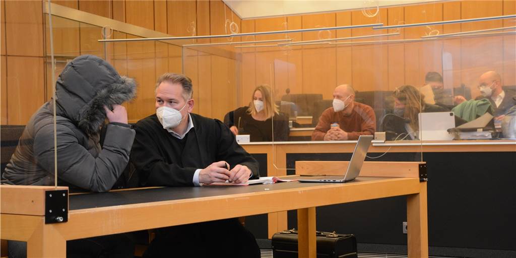 Serien-Einbrecher waren auch bei Schmitz Cargobull in Vreden am Werk Diebstahl-Prozess vor dem Landgericht Münster: Im Vordergrund ist einer der Angeklagten (mit Kapuze) mit seinem Rechtsbeistand zu sehen. Hinter der Schutzwand sitzen die mutmaßlichen Mittäter, ihre Anwälte und eine Dolmetscherin.