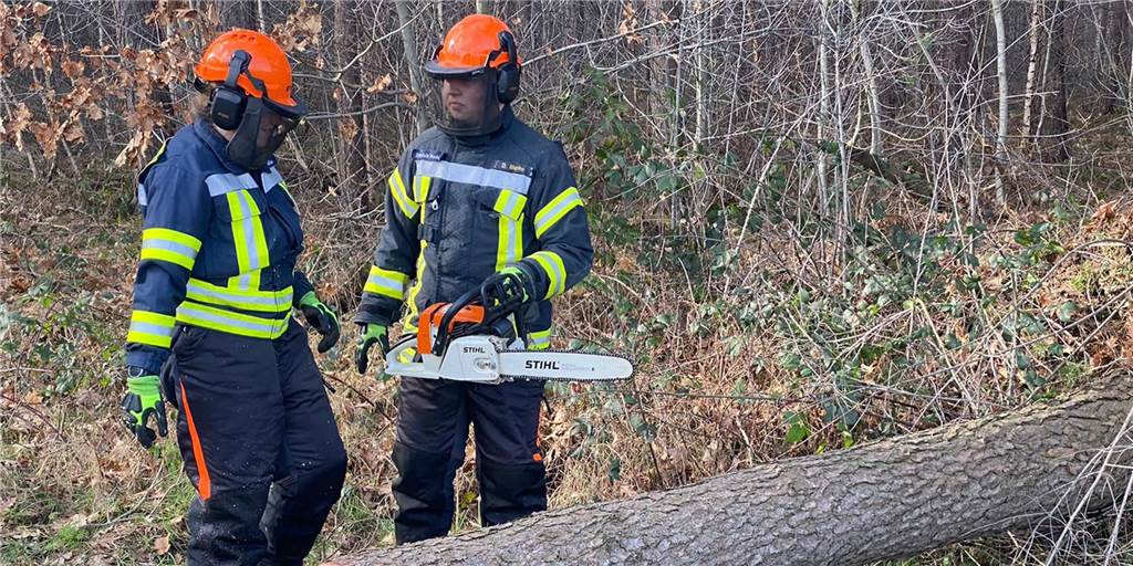 Unwetter: Stürmisches Wochenende beschäftigte die Feuerwehr in Südlohn Vor allem umgefallene Bäume beschäftigten die Feuerwehr in Südlohn und Oeding.