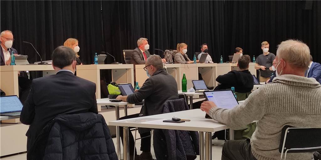 Das Bild zeigt Lünens Technischen Beigeordneten Arnold Reeker (oben links) während der jüngsten Ratssitzung im Erlebnisreich Campus.