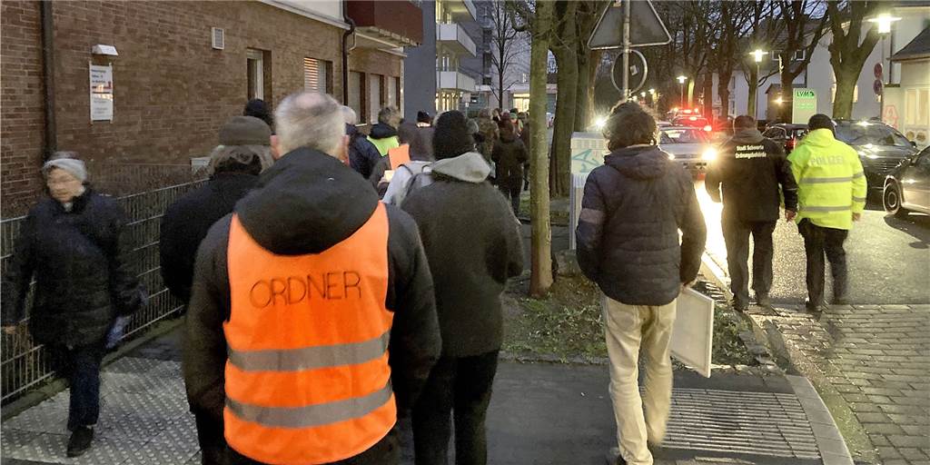 Neues Montagsritual: Je 40 „Spaziergänger“ und Gegendemonstranten unterwegs Lieder singend, bewegte sich der „Montagsspaziergang" vom Rathaus in Richtung Marienkrankenhaus weiter.