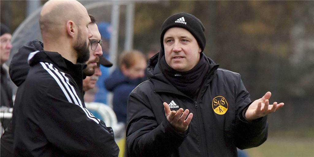 Trainerwechsel: SuS Kaiserau und Jörg Lange trennen sich – Ex-Lüner wird Interimstrainer Jörg Lange - hier im Gespräch mit Torwarttrainer Andreas Braun und Robert Kittel (Hintergrund) - ist nicht mehr Trainer beim Landesligisten SuS Kaiserau.