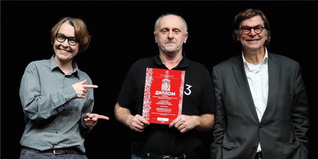„Ausgezeichneter“ Werner rückt Theaterstücke ins richtige Licht Über den 1. Preis für das Lichtdesign freuen sich (v.l.) Tanja Weidner, Hermenegild Fietz und Meinhard Zanger.