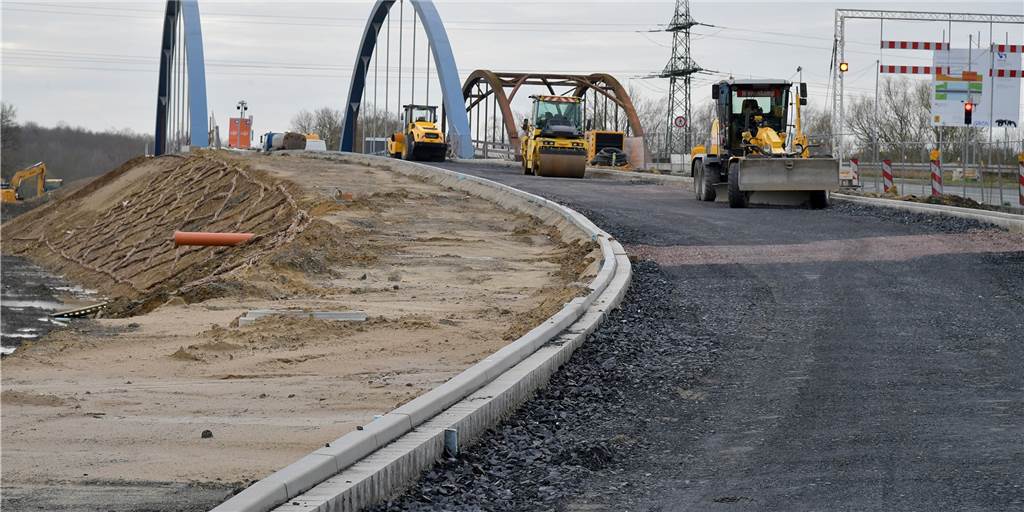 Asphaltierung an neuer Kanalbrücke in Lünen: Verkehr wird bald umgeleitet Die Zufahrt zur neuen Kanalbrücke Gahmener Straße bekommt zurzeit eine Asphaltdecke.