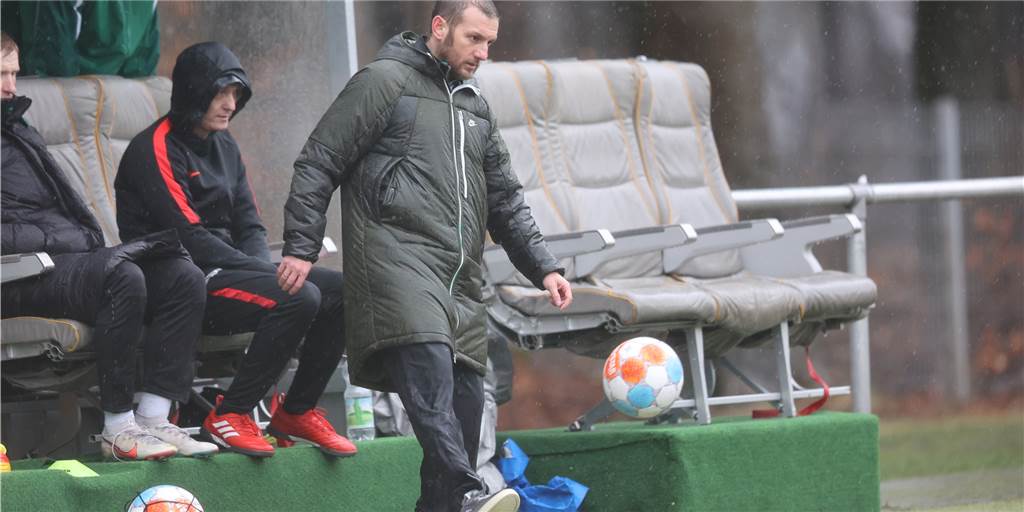 Gegen Wacker Obercastrop: Sogar Sodingens Trainer Dimitrios Kalpakidis ging in Zweikämpfe Gegen Wacker Obercastrop: Sogar Sodingens Trainer Dimitrios Kalpakidis ging in Zweikämpfe