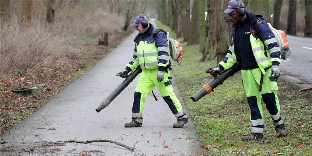 Sturm-Dreck: Wirtschaftsbetriebe Lünen machen sich ans Putzen Mitarbeiter der Wirtschaftsbetriebe Lünen säuberten am Dienstag (22. Februar) den Gehweg neben der Moltkestraße von Astbruch.