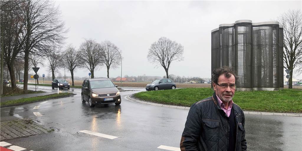 Trinkwasserschutz: „Filetstück“ am Kreisel darf nicht Gewerbefläche werden Makler Klaus Thering am Lichtgitter-Kreisel: Im Hintergrund liegen die 33.500 Quadratmeter seines Klienten. Thering und der Eigentümer wollen die Ackerfläche zwischen Eschstraße (L572) und Südlohner Weg in eine Gewerbefläche umwandeln. Die Stadt Stadtlohn lehnt das ab.