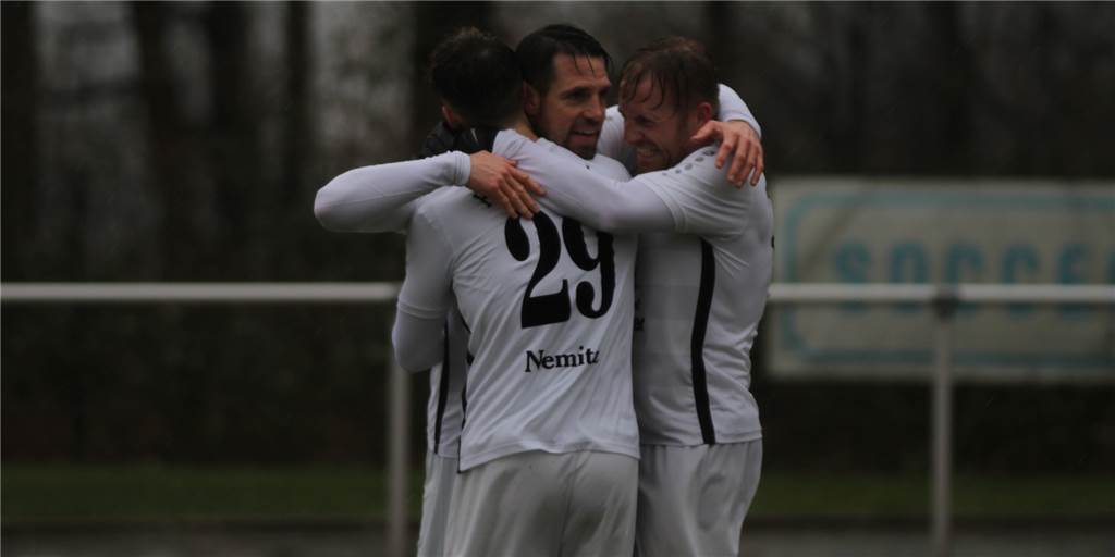 Neues Traumduo beim FC Nordkirchen? Plötzlich glänzt ein anderer Außenspieler als in der Hinrunde Rene Nemitz (v.l.), Marcel Stiepermann und Daniel von der Ley jubelten am Wochenende gemeinsam für den FC Nordkirchen.