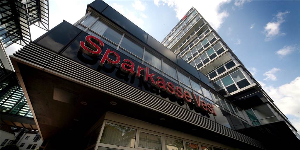 Viele Eurobanknoten stecken in einer Geldbörse.