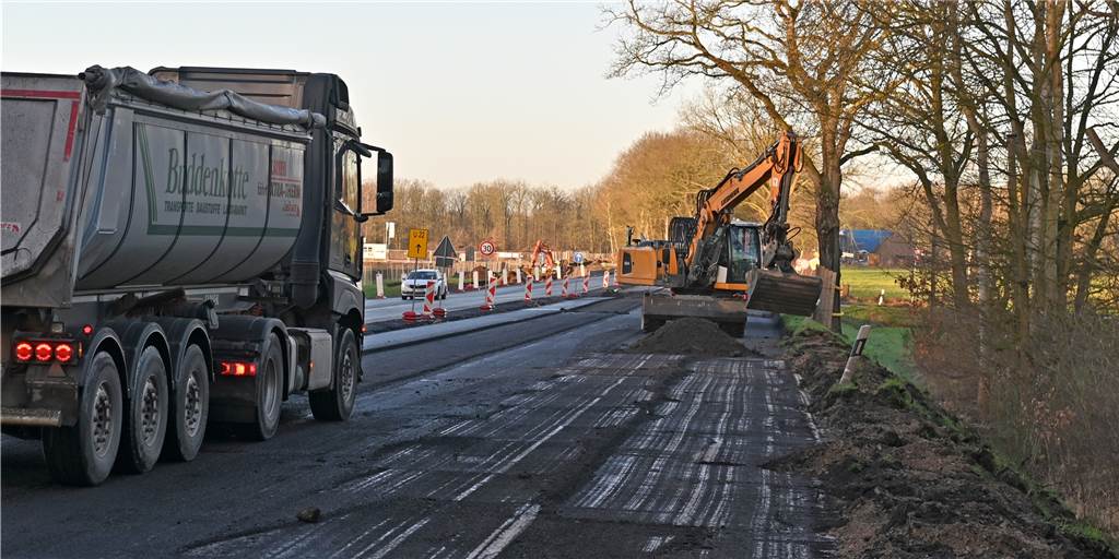 Staugefahr in einer Baustelle: Auf der B 58 gilt Tempo 30 Auf der B 58 im Bereich der ehemaligen Schachtanlage Wulfen gilt jetzt Tempo 30.
