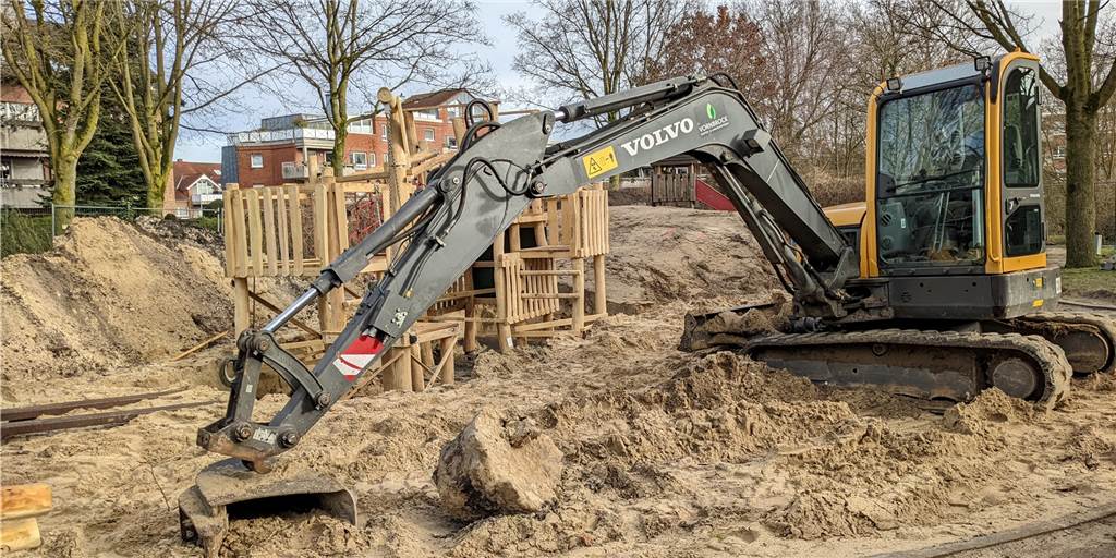 Nach mehr als zwei Jahren: Spielplatz wird endlich erneuert Die Bagger sind am Spielplatz auf der Hardt angerollt. Teile des neuen großen Spielgerätes stehen bereits.