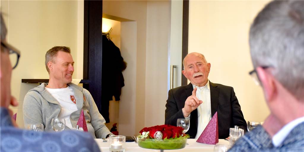 Ahauser Autohaus hilft Reporterlegende Werner Hansch (83) aus der Klemme Werner Hansch (r.) und Ingo Anderbrügge waren am Mittwoch zu Gast in Ahaus. Der Besuch mit launigem Gespräch beim Mittagessen hatte einen ernsten Hintergrund. Nach zehn Jahren Spielsucht fehlt Werner Hansch das Geld, um einen Leihwagen zu mieten, während sein Auto in der Werkstatt ist. Ein Ahauser Autohaus hilft aus.