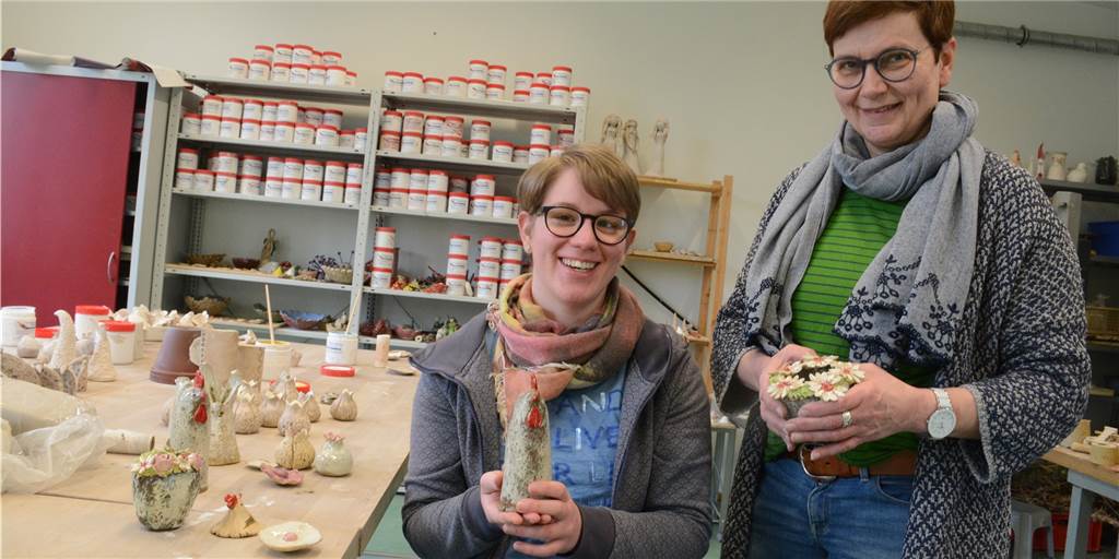 Marie-Christin Althoff (l.) machte an der St. Felicitas-Schule ihre Ausbildung zur Floristin. Hille Höltermann betreut sie dabei.
