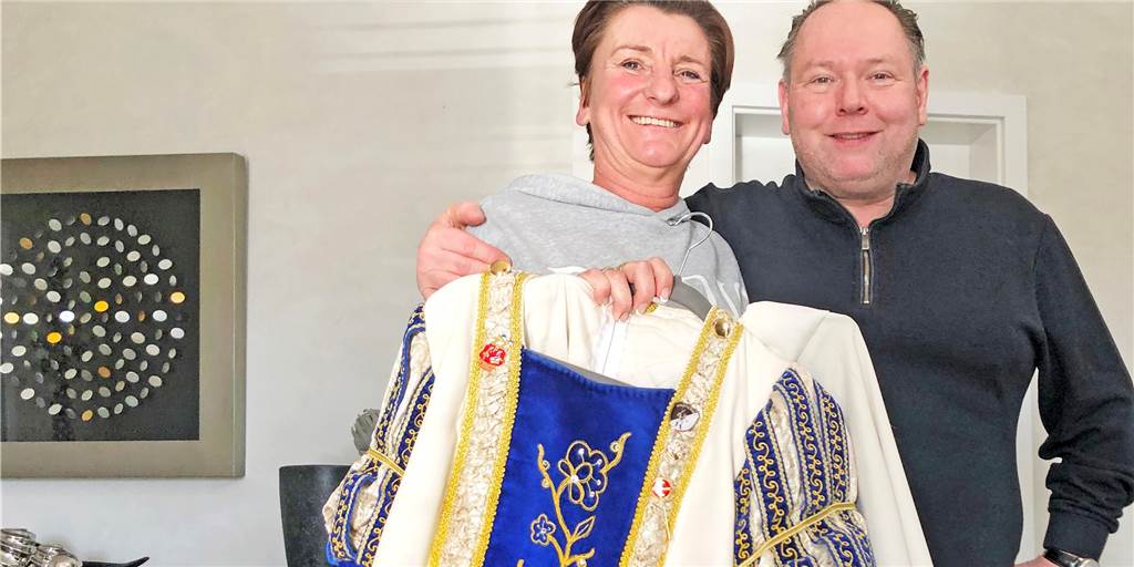 So geht es dem Stadtlohner Prinzenpaar in einer verkorksten Session Das Prinzessinnenkleid bleibt für diese Session im Schrank. Birgit Robers und Franz Schlüter feiern in diesem Jahr nur in kleinem, privaten Rahmen und setzen als Prinzenpaar ihre Hoffnungen in die nächste Session.