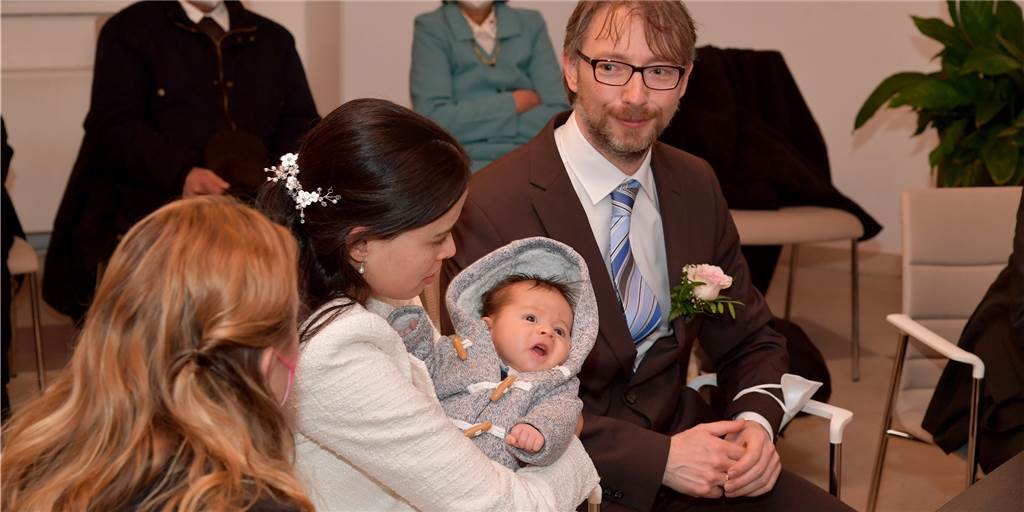 Baby Max untermalte das Ja-Wort am Schnapszahlen-Datum in Nordkirchen Baby Maximilian meldete sich lautstark "zu Wort" als seine Eltern Dr. Alexander Halberstadt und Ellen Wenzel sich das Ja-Wort gaben.