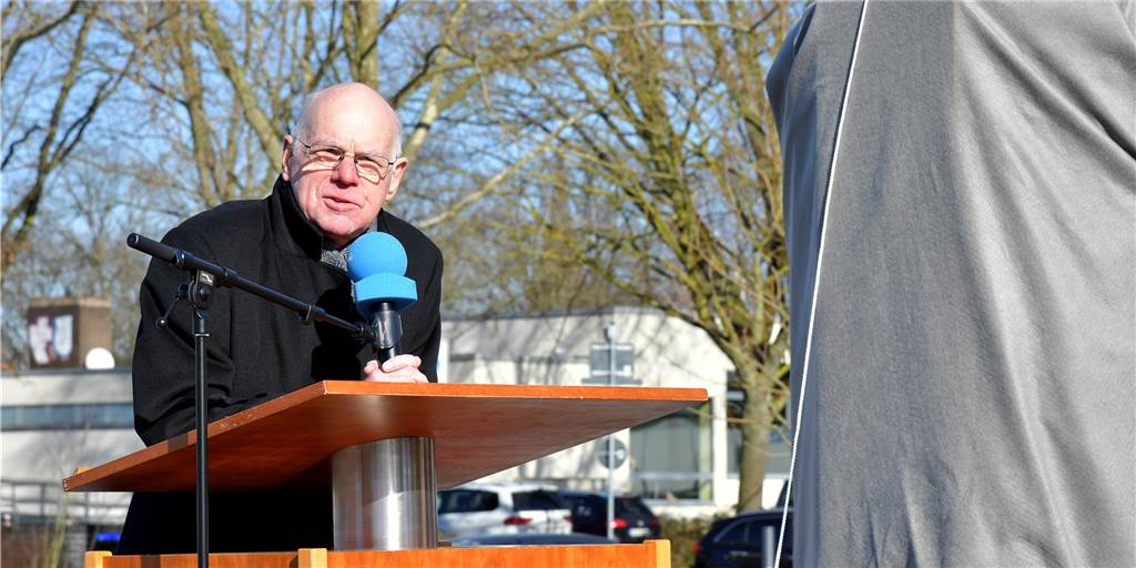 Stauferstele in Selm: Norbert Lammert enthüllt besonderes Denkmal im Video Stauferstele in Selm: Norbert Lammert enthüllt besonderes Denkmal im Video